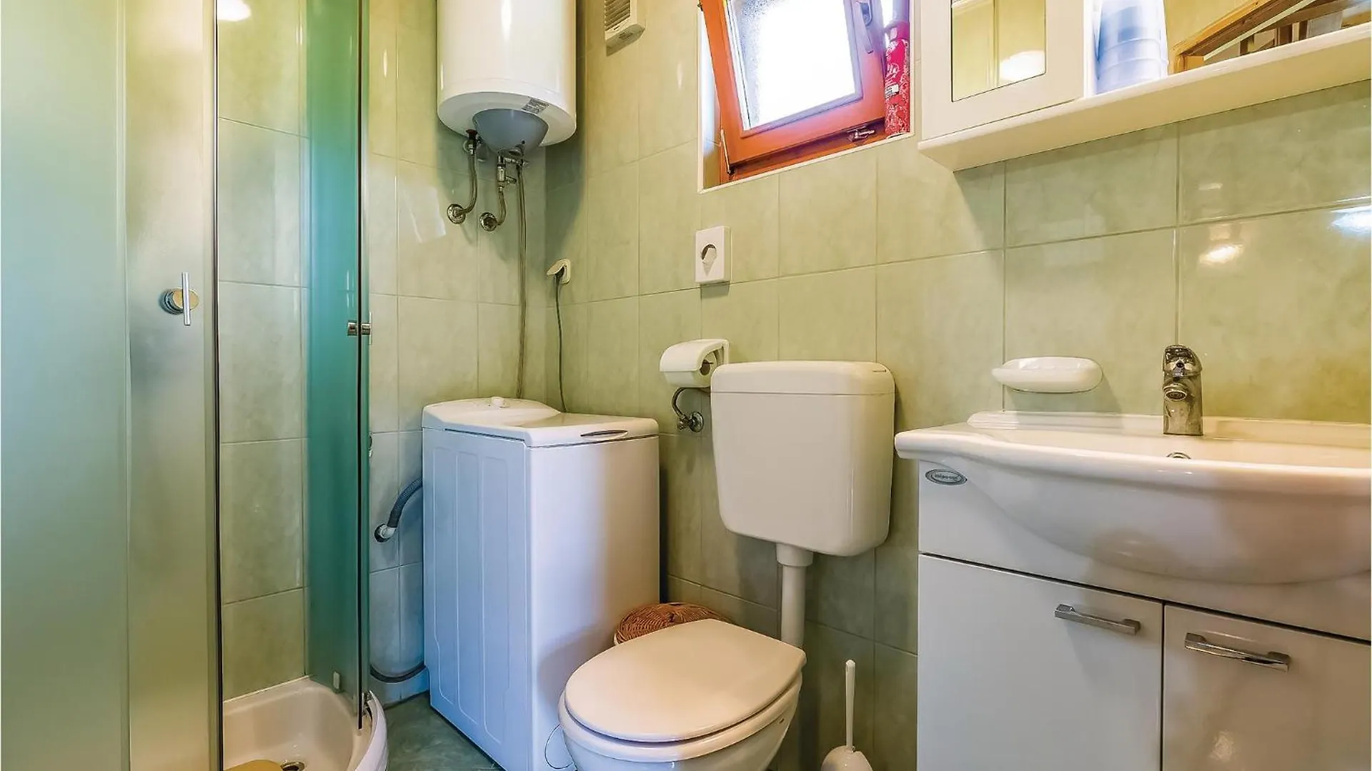 2 Bedroom Stunning Home In Lukovdol 0*,